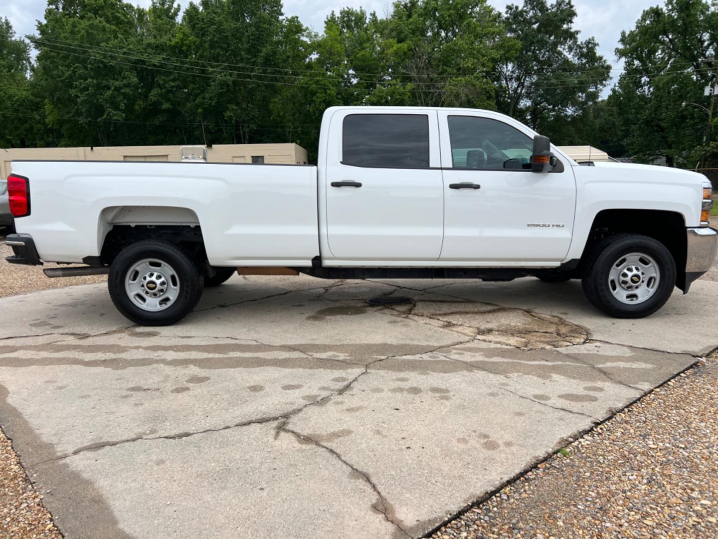 2018 White /Gray Chevrolet Silverado 2500HD (1GC1CUEG3JF) with an 6.0L V8 engine, Automatic transmission, located at 4520 Airline Hwy, Baton Rouge, LA, 70805, (225) 357-1497, 30.509325, -91.145432 - 2018 Chevrolet Silverado 2500HD Crew Cab 8Ft Bed ***One Owner & No Accidents*** 6.0 V8 Gas, 2WD, 212K Miles, Power Windows, Locks & Mirrors, Tow Pkg. FOR INFO PLEASE CONTACT JEFF AT 225 357-1497 CHECK OUT OUR A+ RATING WITH THE BETTER BUSINESS BUREAU WE HAVE BEEN A FAMILY OWNED AND OPERATED BUSINE - Photo#4